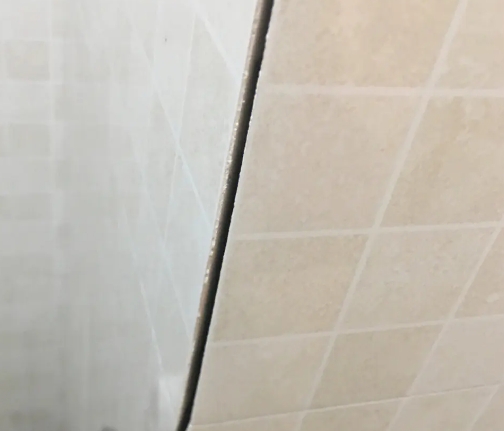 合阳瓷砖空鼓维修公司分享阳台瓷砖脱落的修复过程可以分为以下几个步骤