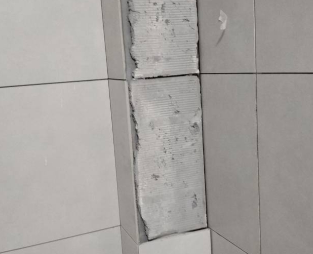 合阳瓷砖空鼓维修公司分享下瓷砖施工前基层浇水润湿程度不足，可能导致以下问题